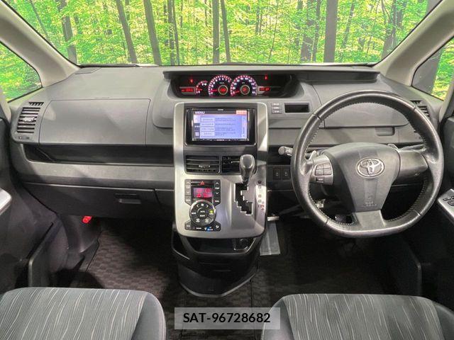 Toyota VOXY 2011-12 7458754-1