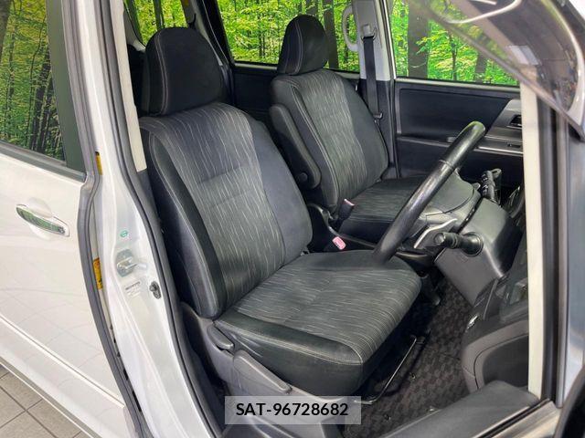 Toyota VOXY 2011-12 7458754-7