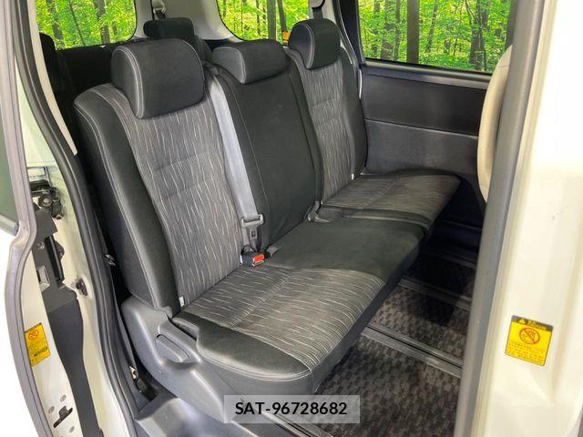 Toyota VOXY 2011-12 7458754-8