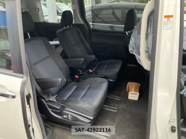 Toyota VOXY 2016-10 7458751-10