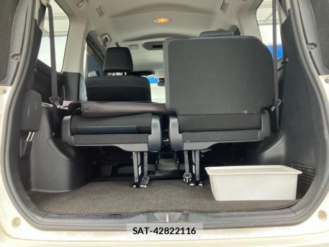 Toyota VOXY 2016-10 7458751-11