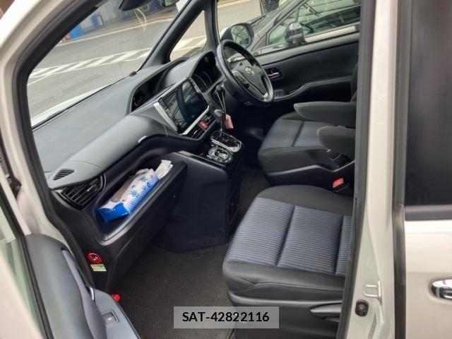 Toyota VOXY 2016-10 7458751-13