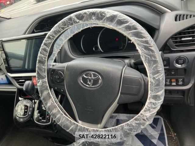 Toyota VOXY 2016-10 7458751-17