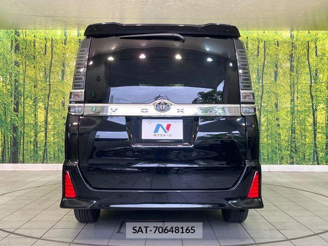 Toyota VOXY 2018-03 7458732-15
