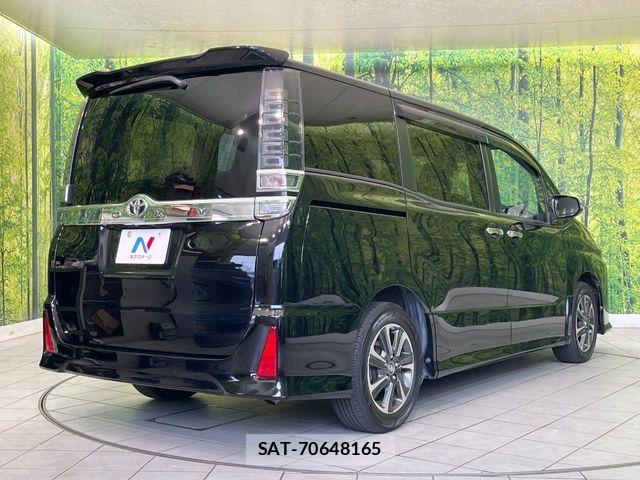 Toyota VOXY 2018-03 7458732-17