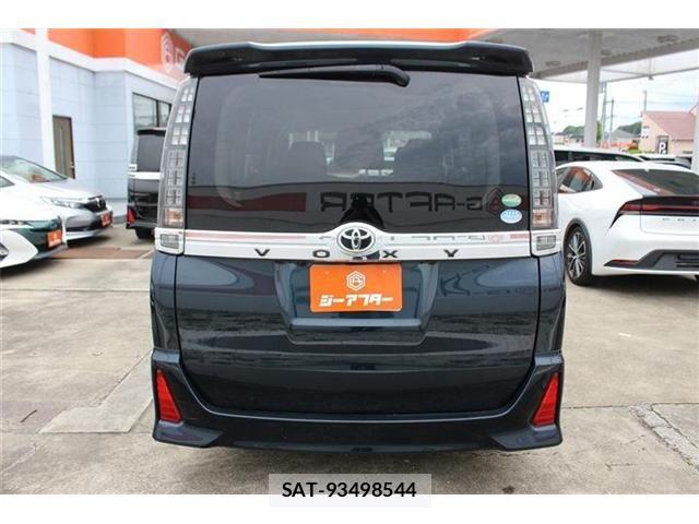 Toyota VOXY 2014-11 7458748-11