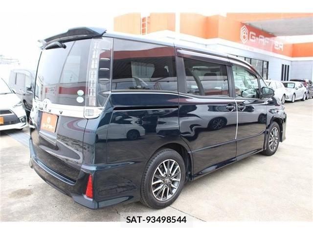 Toyota VOXY 2014-11 7458748-12