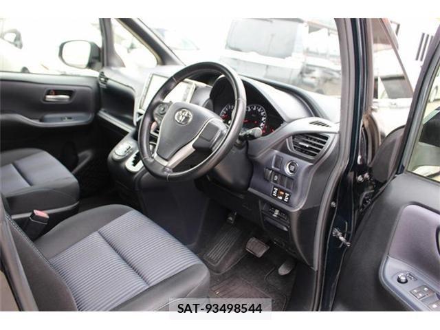 Toyota VOXY 2014-11 7458748-29