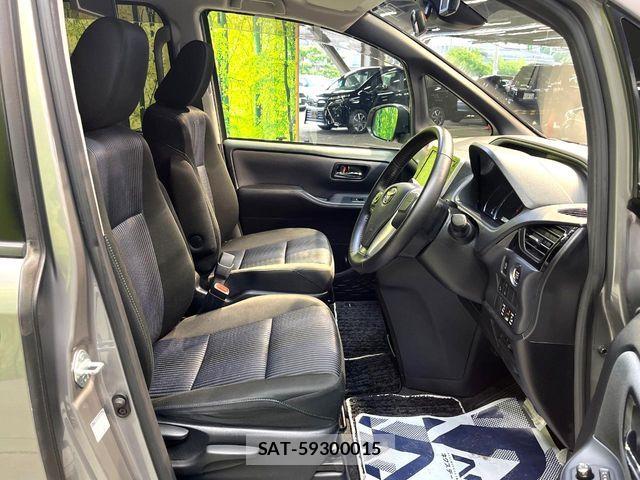 Toyota VOXY 2016-12 7458746-7