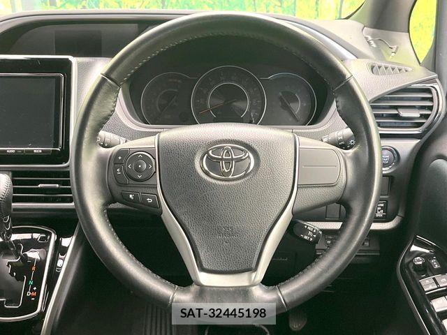 Toyota VOXY 2018-05 7458717-11