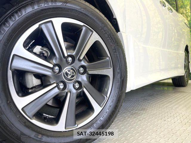 Toyota VOXY 2018-05 7458717-13