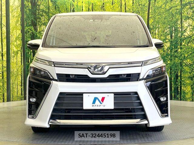 Toyota VOXY 2018-05 7458717-14