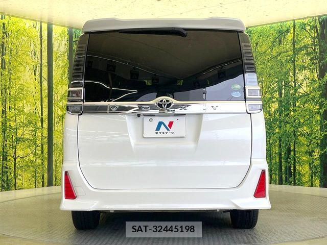 Toyota VOXY 2018-05 7458717-15