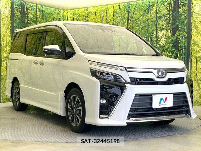 Toyota VOXY 2018-05 7458717-16