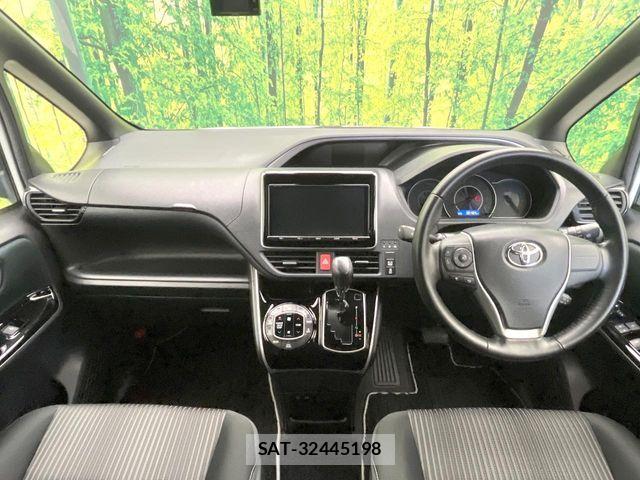 Toyota VOXY 2018-05 7458717-1