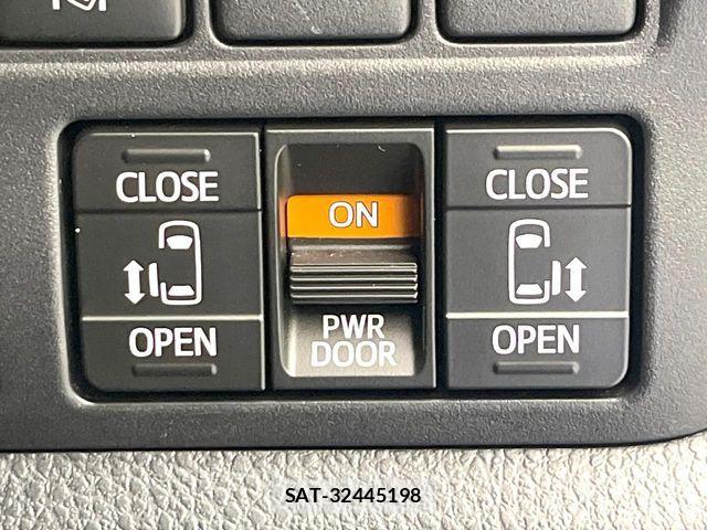 Toyota VOXY 2018-05 7458717-2