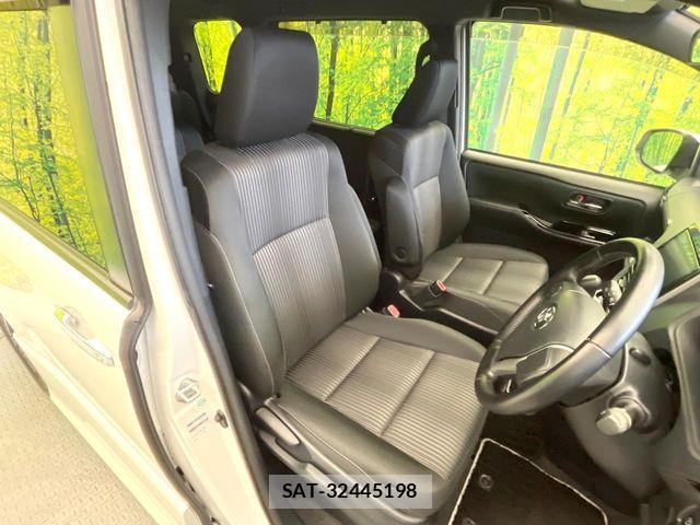 Toyota VOXY 2018-05 7458717-7