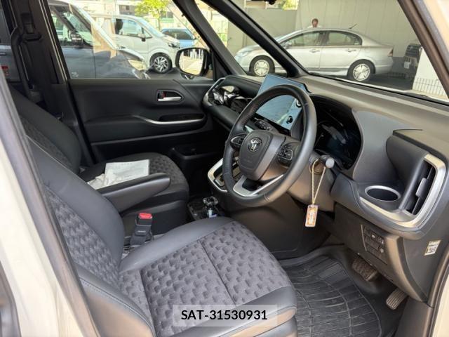 Toyota VOXY 2023-06 7458706-11