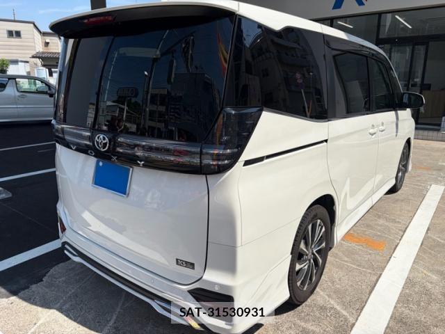 Toyota VOXY 2023-06 7458706-2