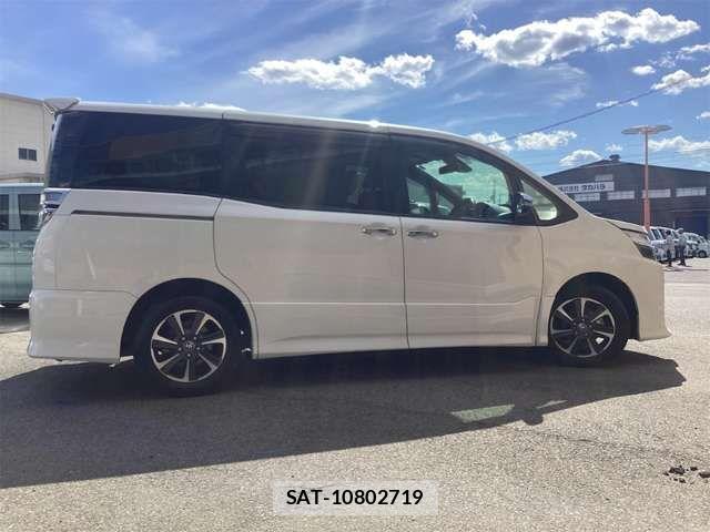 Toyota VOXY 2019-07 7458730-11
