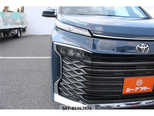 Toyota VOXY 2023-05 7458718-21