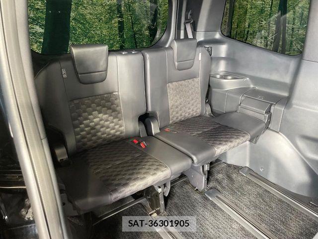 Toyota VOXY 2024-10 7458697-9