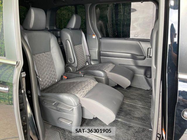 Toyota VOXY 2024-10 7458697-8