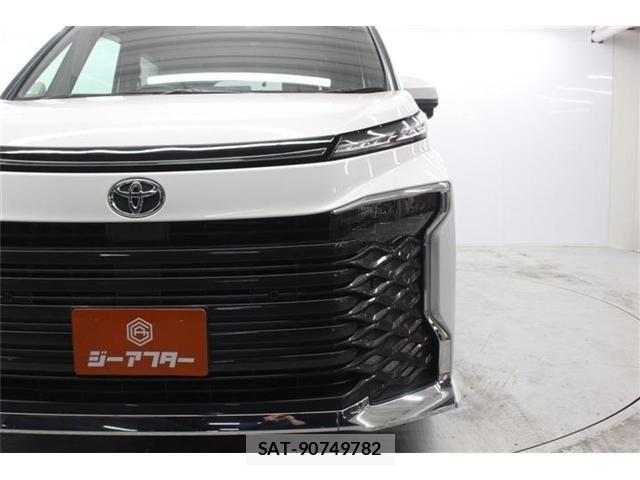 Toyota VOXY 2023-08 7458702-13