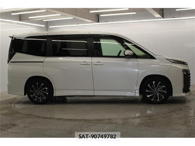 Toyota VOXY 2023-08 7458702-3