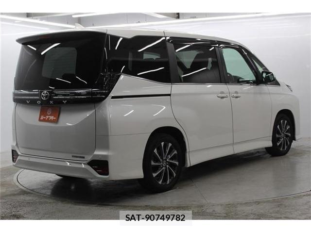 Toyota VOXY 2023-08 7458702-4