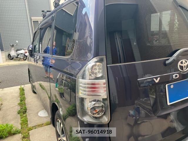 Toyota VOXY 2008-01 7458765-3