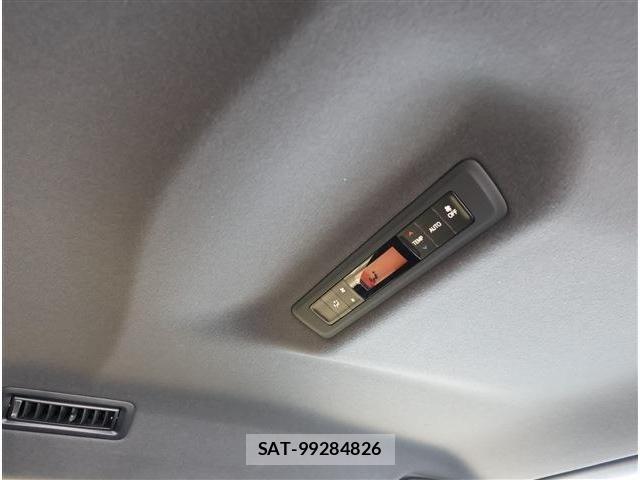Toyota VOXY 2021-06 7503587-10