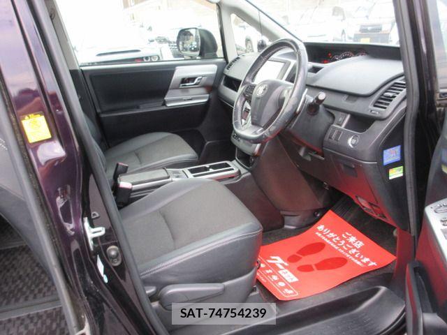 Toyota VOXY 2013-10 7503639-9