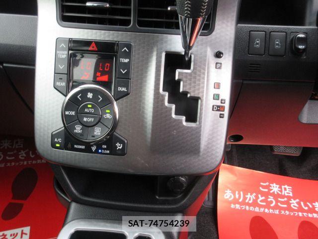 Toyota VOXY 2013-10 7503639-11