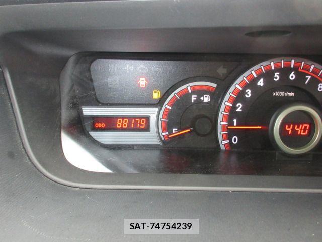 Toyota VOXY 2013-10 7503639-14