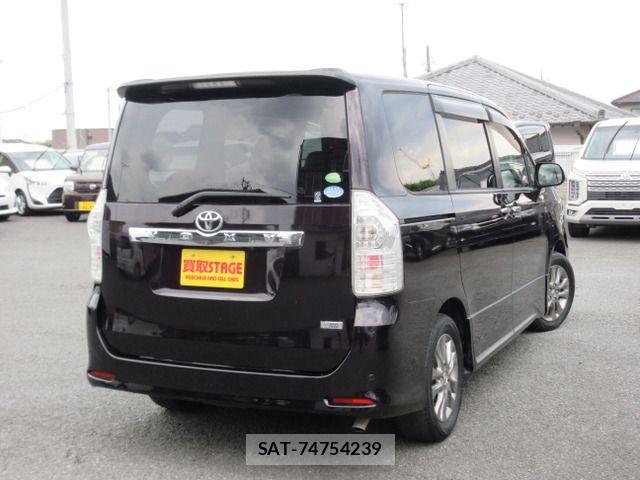 Toyota VOXY 2013-10 7503639-1