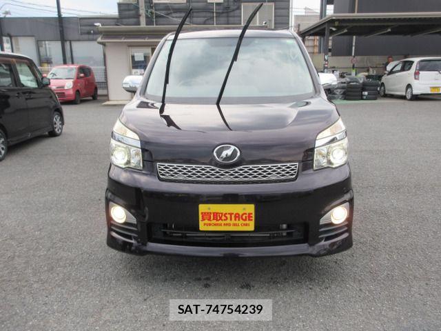 Toyota VOXY 2013-10 7503639-19