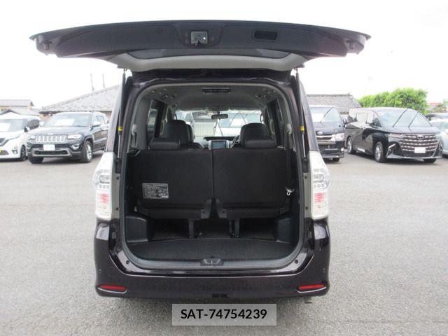 Toyota VOXY 2013-10 7503639-5