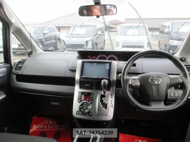 Toyota VOXY 2013-10 7503639-7