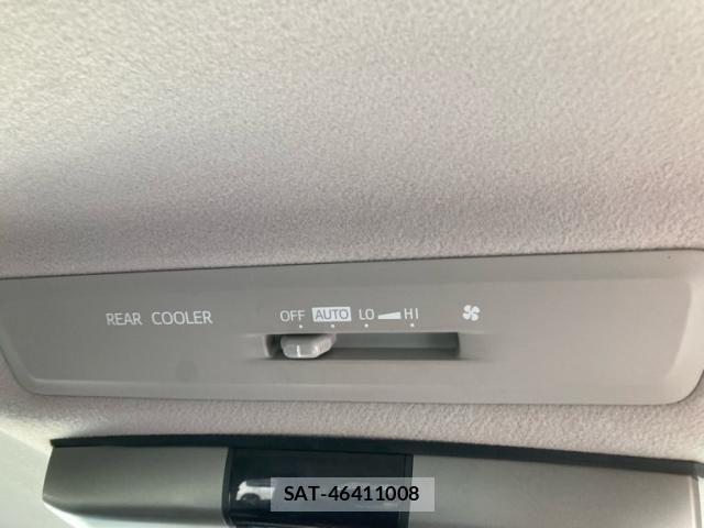 Toyota VOXY 2016-11 7503637-12