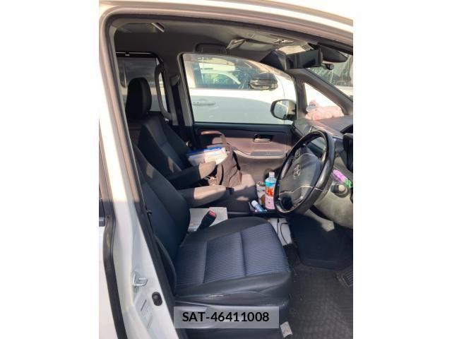 Toyota VOXY 2016-11 7503637-13