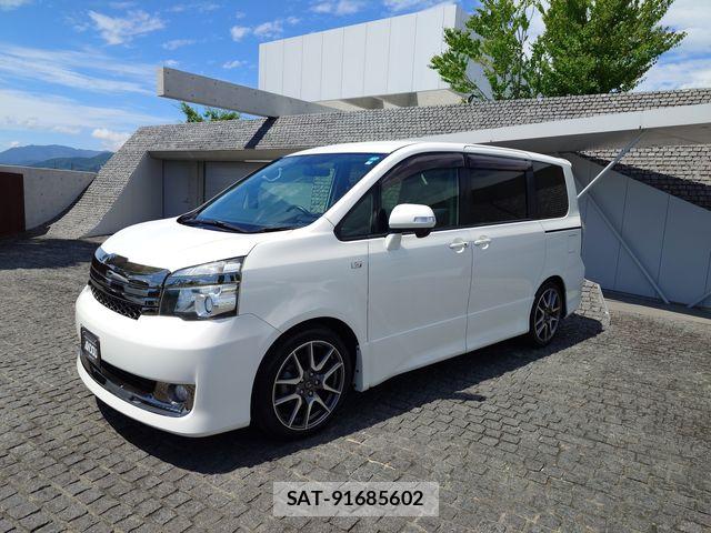 Toyota VOXY 2013-02 7503630-1