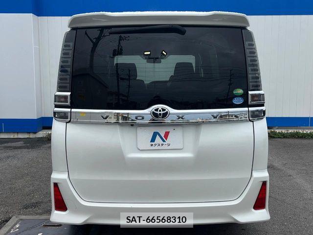 Toyota VOXY 2018-02 7503595-16
