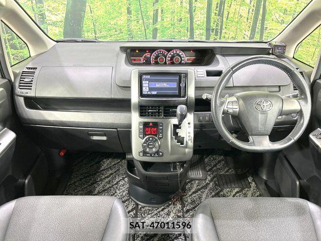 Toyota VOXY 2013-12 7503641-1