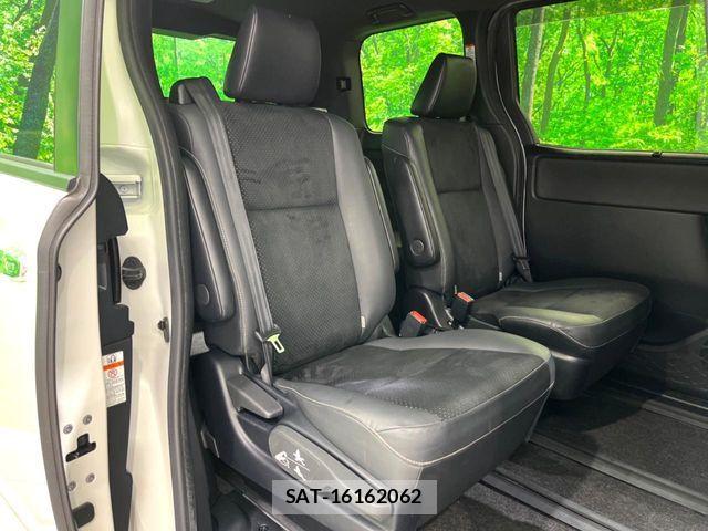 Toyota VOXY 2021-02 7503596-10