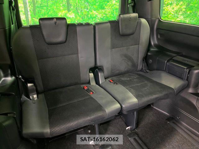 Toyota VOXY 2021-02 7503596-11