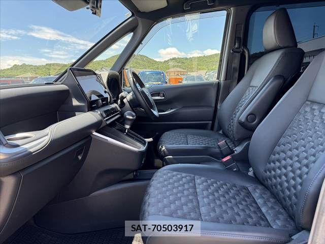 Toyota VOXY 2023-10 7503563-17