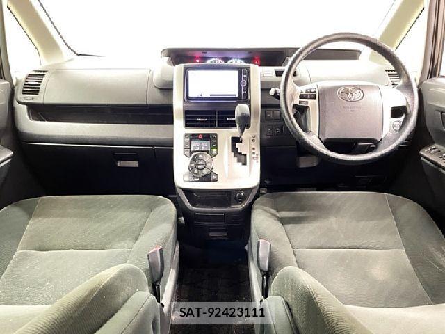Toyota VOXY 2013-08 7510422-1
