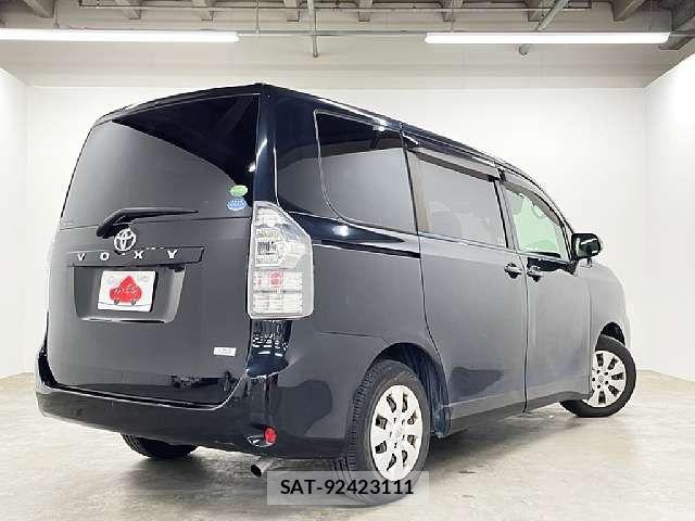 Toyota VOXY 2013-08 7510422-2