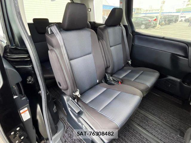 Toyota VOXY 2016-11 7503608-9